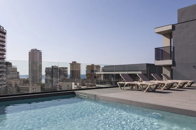 Bristol: Rooftop pool, Rooftop pool with loungers and glass railing over the city