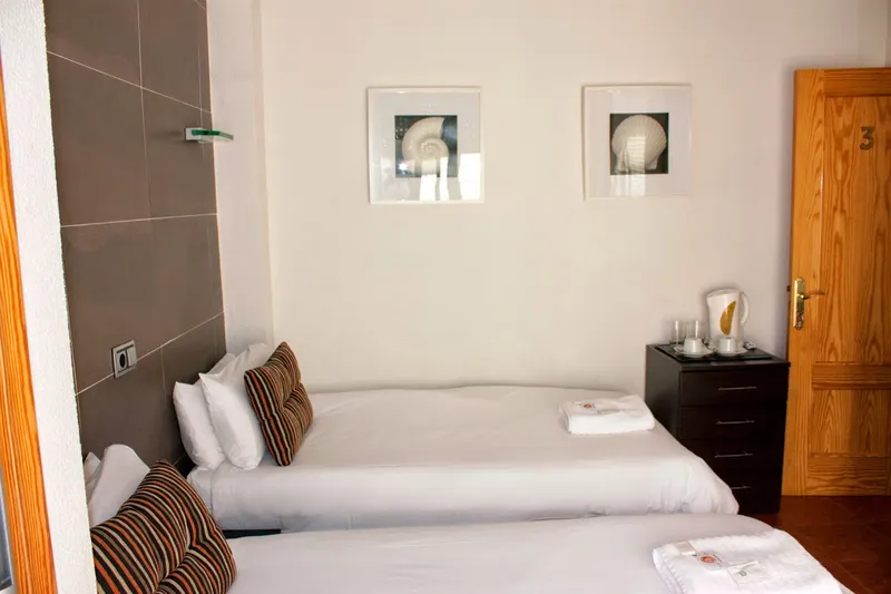 Casa Don Juan: Twin room, Two beds with striped cushions and towels