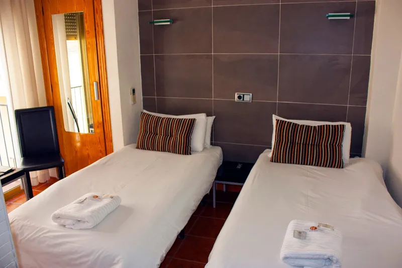 Casa Don Juan: Twin room, Two single beds with towels and tiled floor
