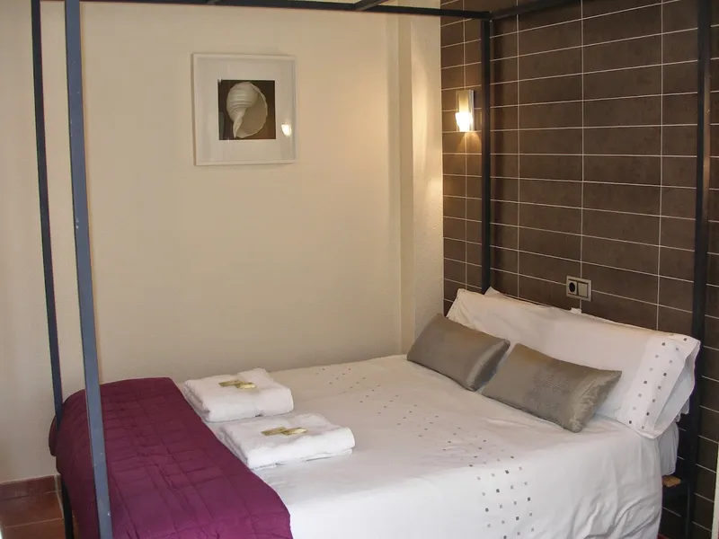 Casa Don Juan: Double room, Double bed with purple throw and towels