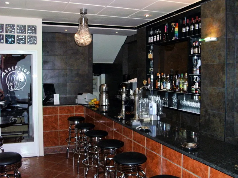 Casa Don Juan: Bar, Bar counter with stools and spirit shelves