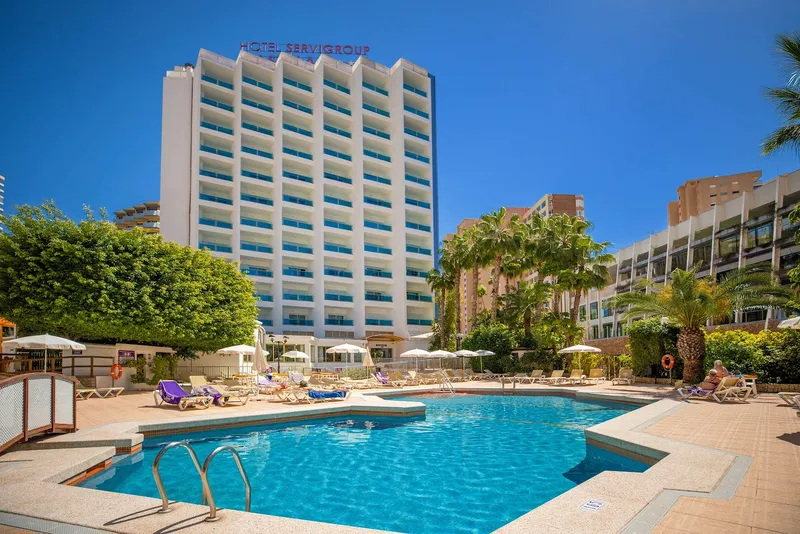 Castilla: Pool and hotel, Pool with loungers and palms in front of the hotel block