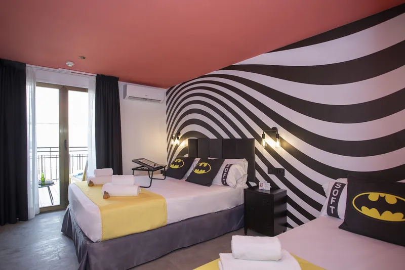 Casual Pop Art: Themed room, Room with striped wall and Batman cushions