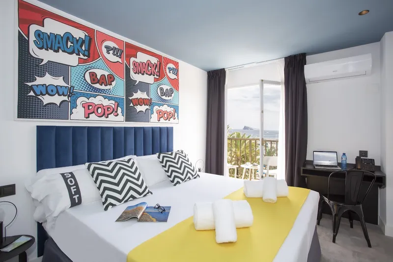 Casual Pop Art: Pop art room, Double room with comic art panels and balcony