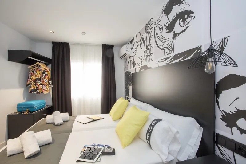 Casual Pop Art: Twin room, Twin beds with black and white mural wall