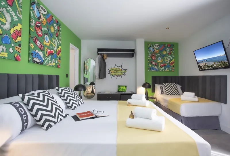 Casual Pop Art: Family room, Room with double and single beds and pop art