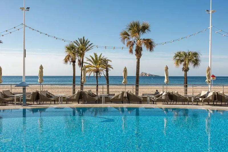 Hotel Cimbel: Pool and beach, Pool with Levante beach behind