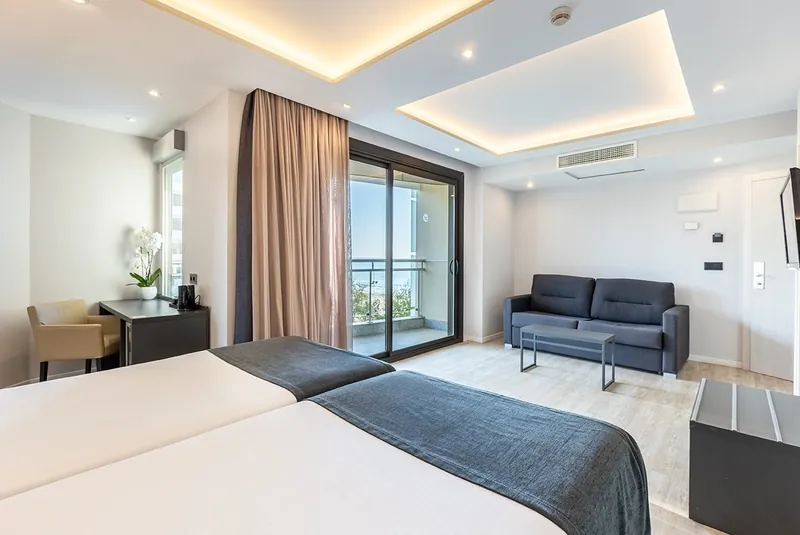 Hotel Cimbel: Superior room, Room with a sofa and balcony