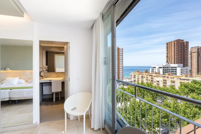 Belroy: Room with sea view, Room opening to a balcony with sea and city view