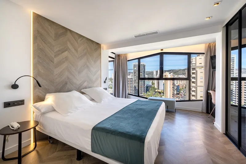 Belroy: Double room, Double bed with corner windows over the city