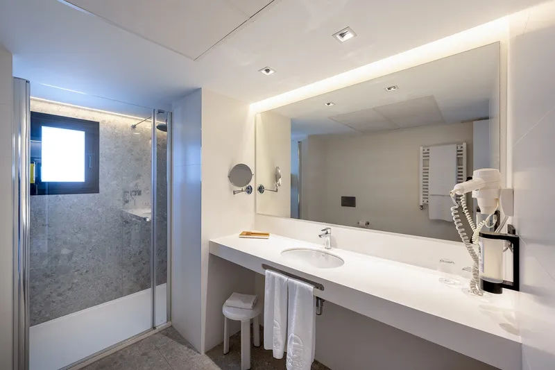 Belroy: Bathroom, Walk-in shower, long vanity and large mirror