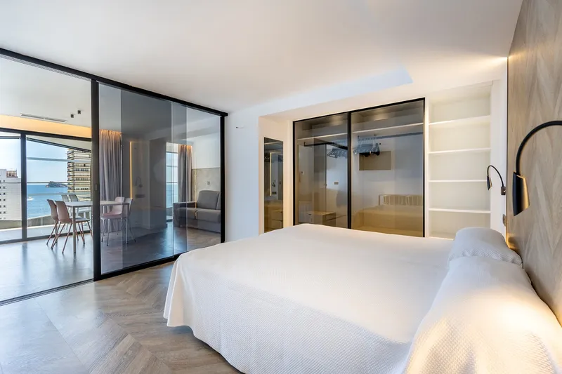 Belroy: Double room, Double bed with glass doors to a terrace