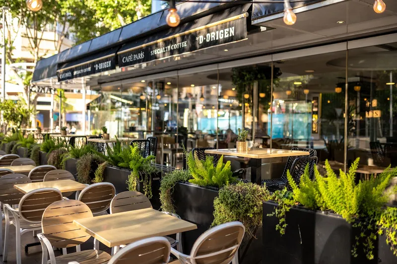 Belroy: Café terrace, Street terrace with wooden tables and planters