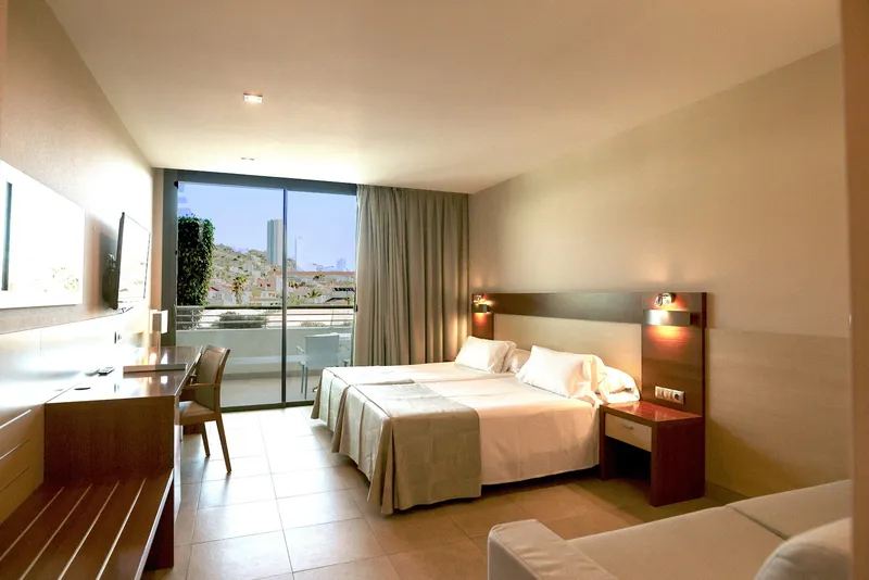 Deloix: Twin room, Twin room with sofa, desk and full-height window