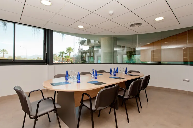 Deloix: Meeting room, Oval meeting table with chairs and water bottles