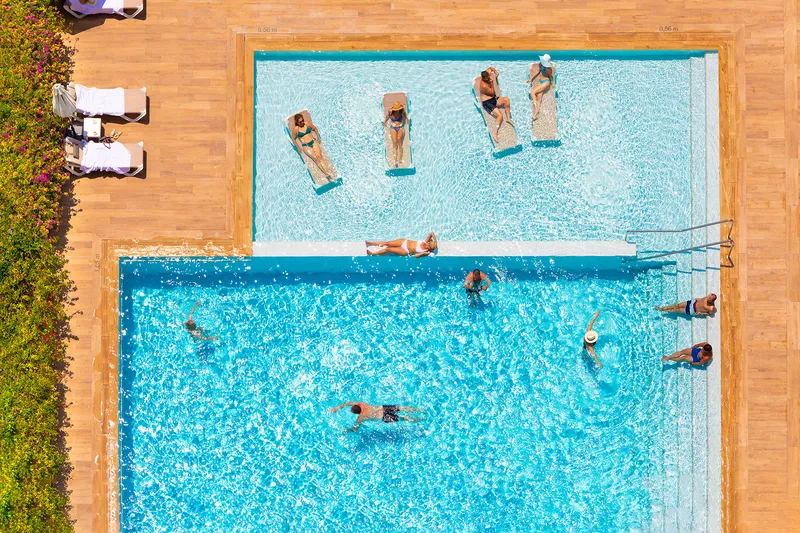 Don Pancho: The pool from above, Two depths, with seats built into the shallow end