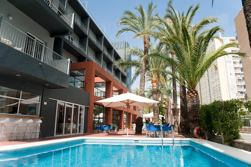El Palmeral: Pool, Pool beside the hotel with palm trees and parasols