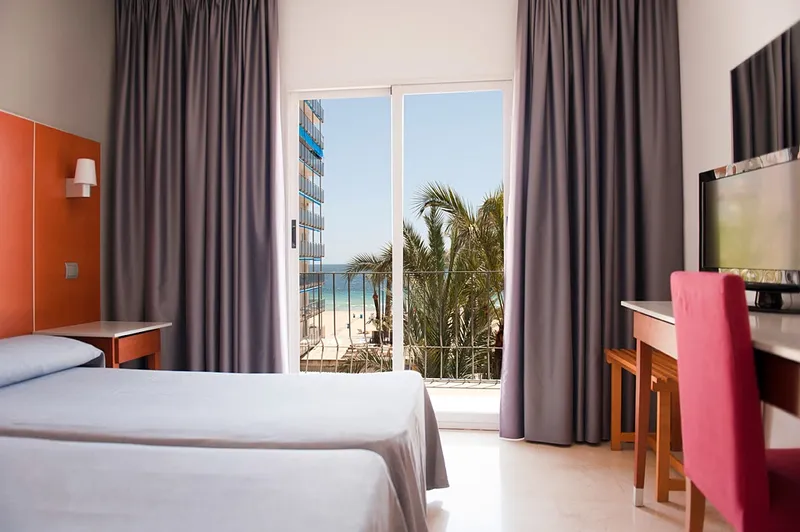 El Palmeral: Twin room, Twin room with balcony doors and a glimpse of the sea