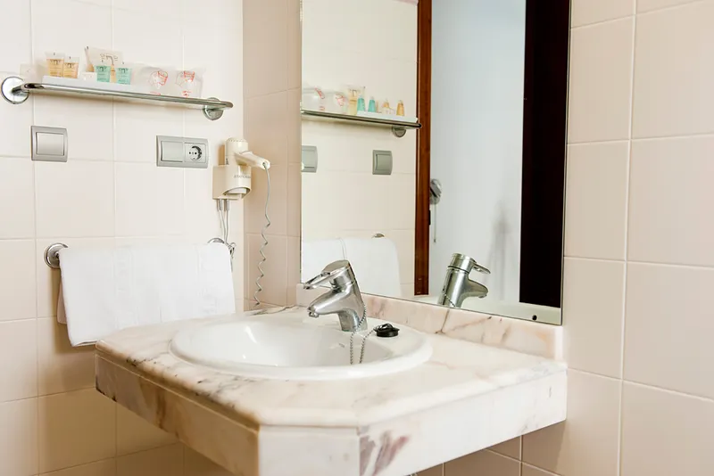 El Palmeral: Bathroom, Marble basin with mirror, hairdryer and towels