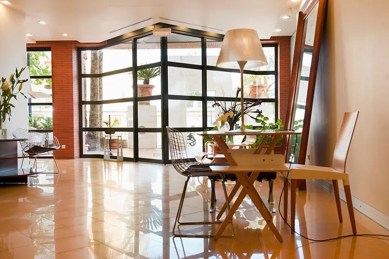 El Palmeral: Lounge, Lounge with tall windows, lamp and wooden chairs