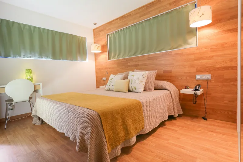 Fetiche: Double room, Double bed against a wooden panelled wall