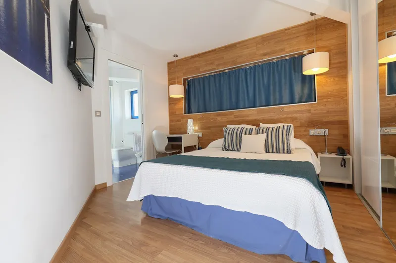 Fetiche: Double room, Double bed with blue headboard and wood wall