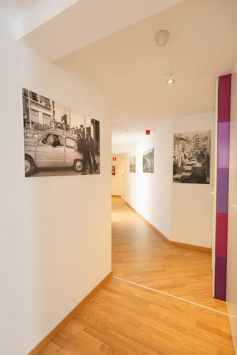 Fetiche: Corridor, Corridor with black and white photos on the walls
