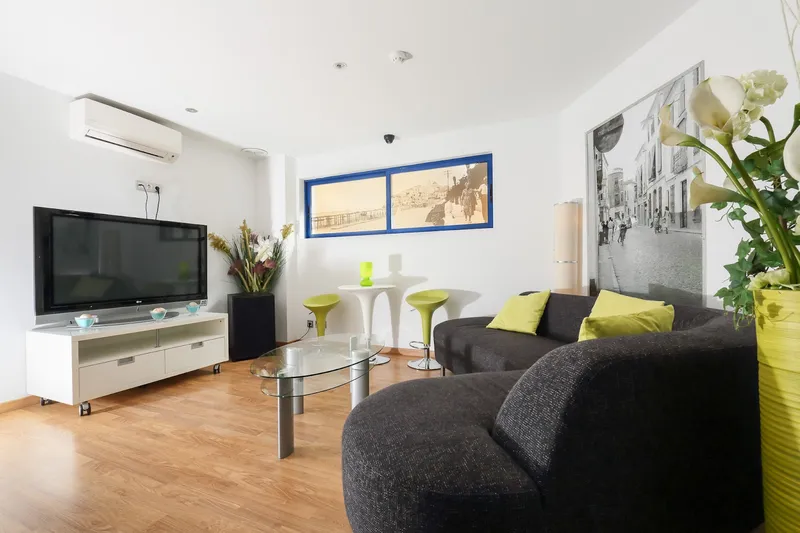 Fetiche: Suite lounge, Lounge with sofa, large TV and high table