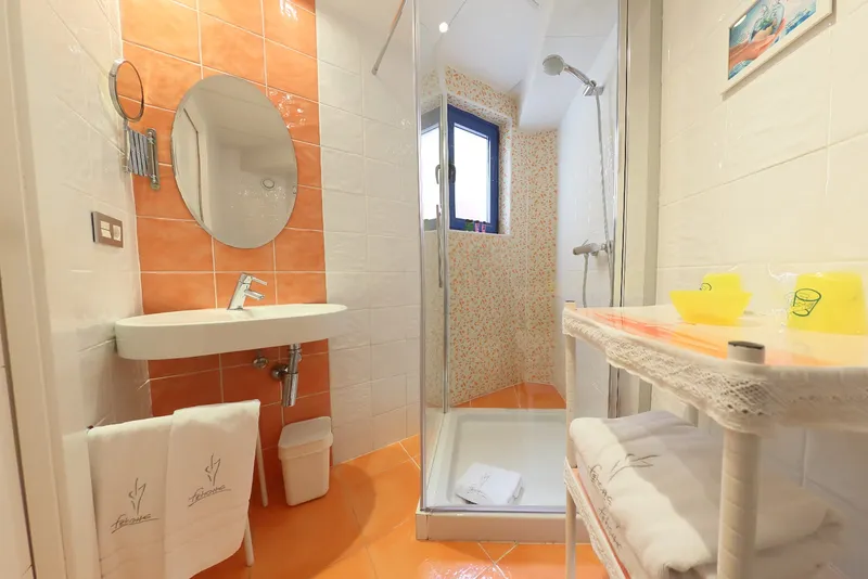 Fetiche: Bathroom, Orange-tiled bathroom with shower and towels