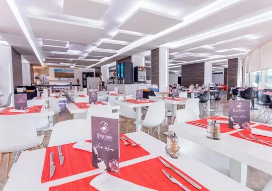 Flamingo: Restaurant, Dining room with red place mats and white chairs