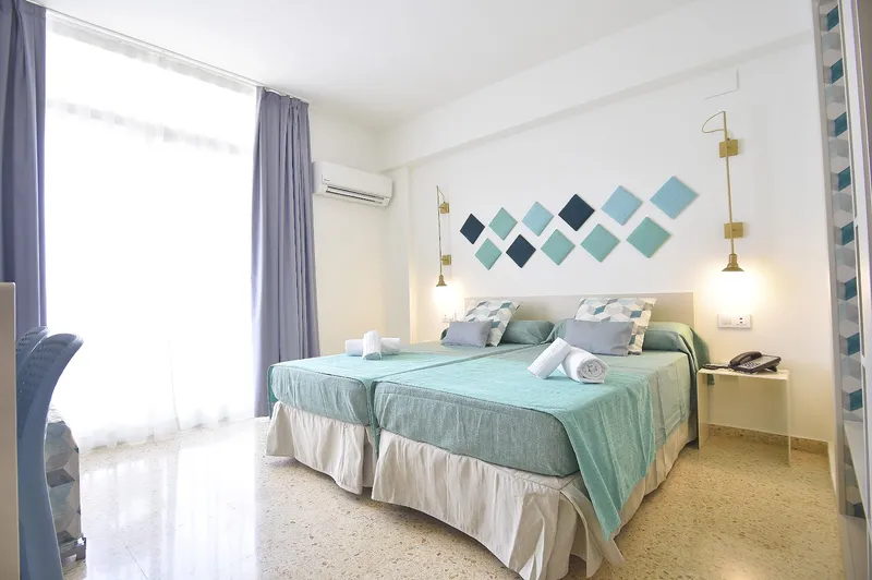 Gala Placidia: Twin room, Twin beds with towels, air conditioning and light curtains