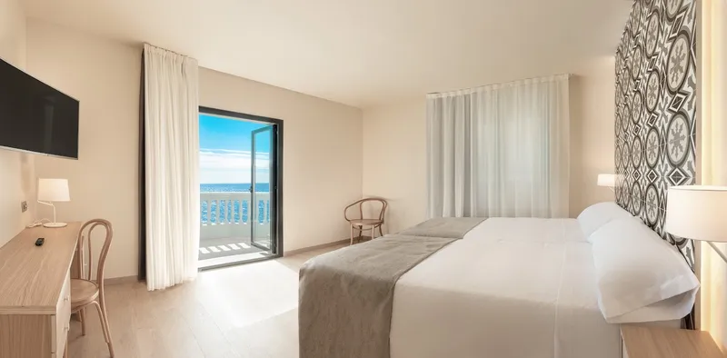 RH Canfali: Double room, Double room with open balcony door and sea view