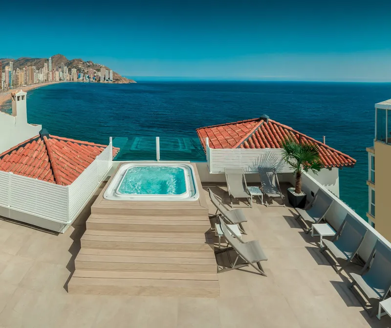 RH Canfali: Rooftop jacuzzi, Rooftop jacuzzi and loungers above the bay