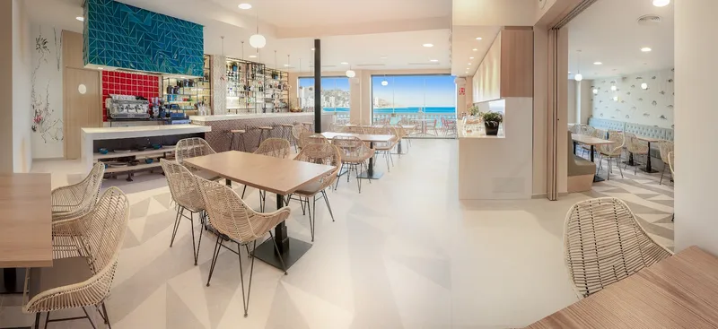 RH Canfali: Restaurant, Dining room with wicker chairs and a bar counter