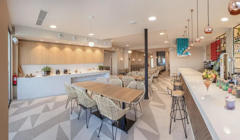 RH Canfali: Restaurant and bar, Long tables, wicker chairs and a bar counter