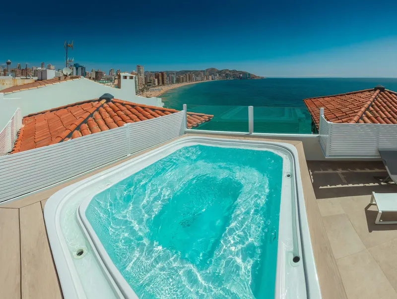 RH Canfali: Rooftop jacuzzi, Jacuzzi from above with the skyline behind
