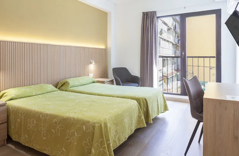 Golden: Twin room, Twin beds with green covers and balcony doors