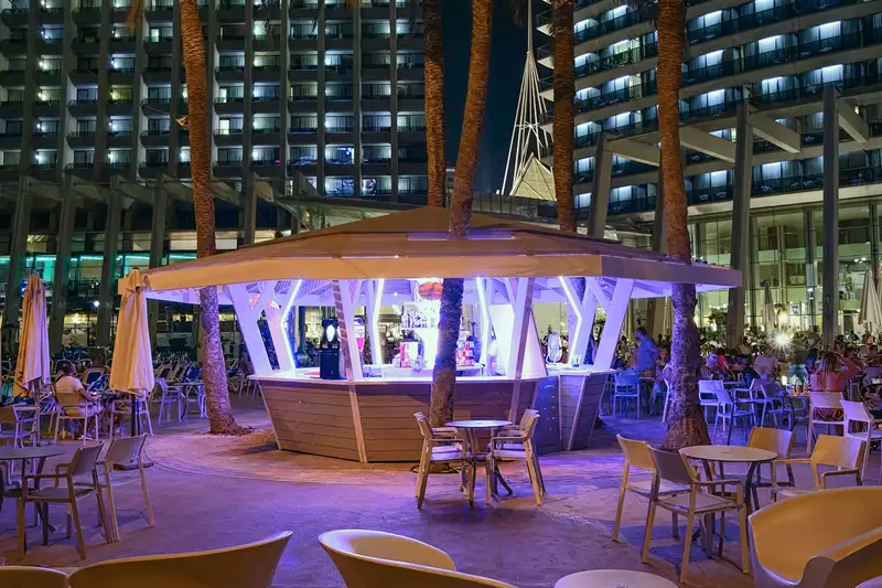 Gran Hotel Bali: Pool bar, Pool bar lit up at night