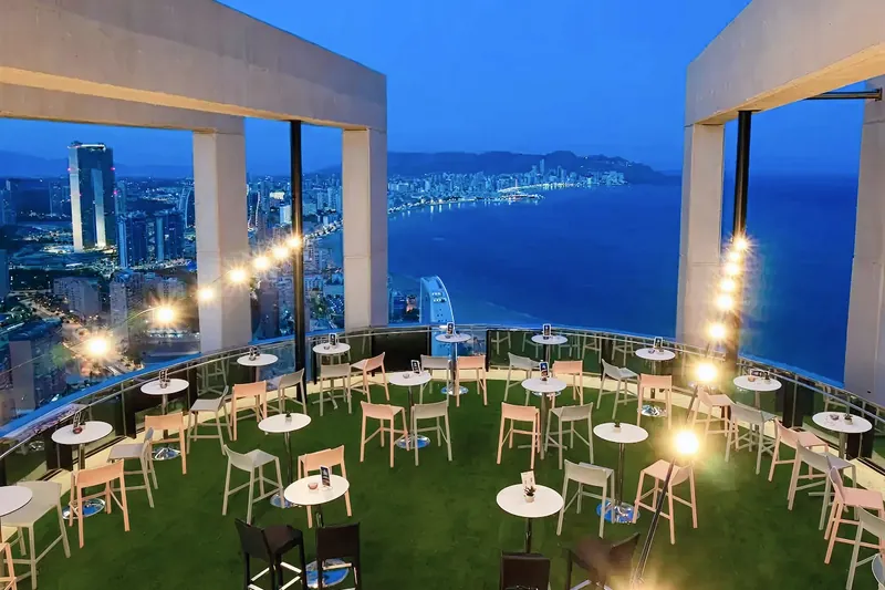 Gran Hotel Bali: Rooftop terrace, Rooftop terrace at dusk over Benidorm