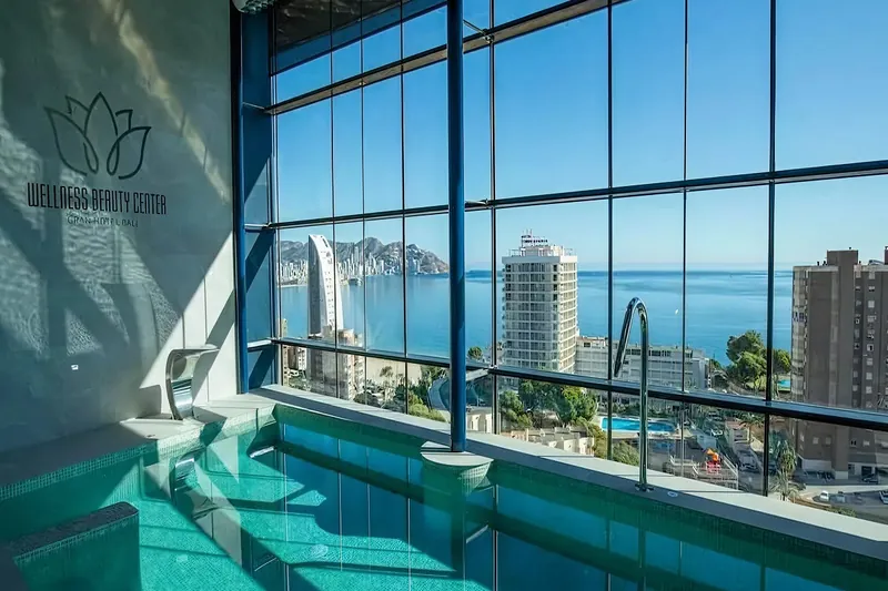 Gran Hotel Bali: Spa pool, Spa pool behind floor-to-ceiling glass