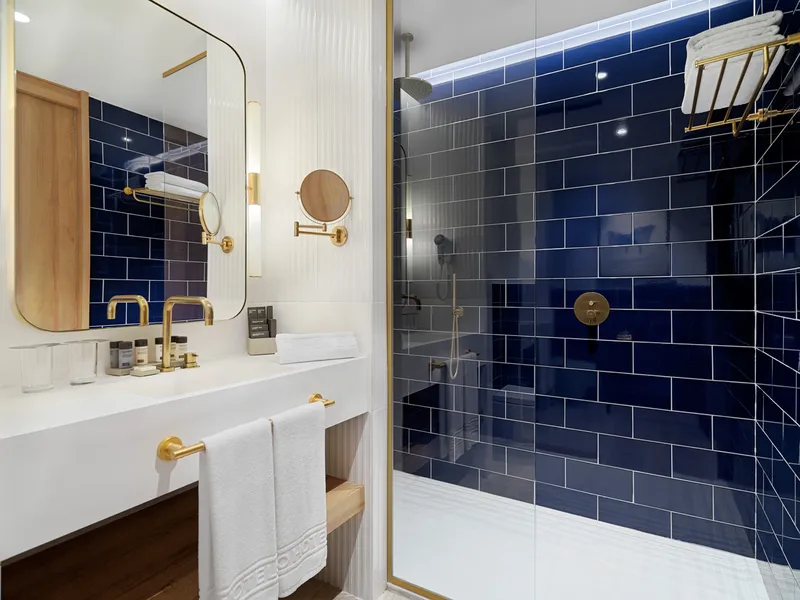 Porto Poniente: Bathroom, Walk-in shower with blue tiles and brass fittings
