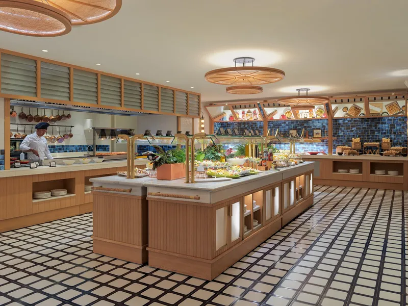 Porto Poniente: Buffet, Buffet counters with a chef at the cooking station