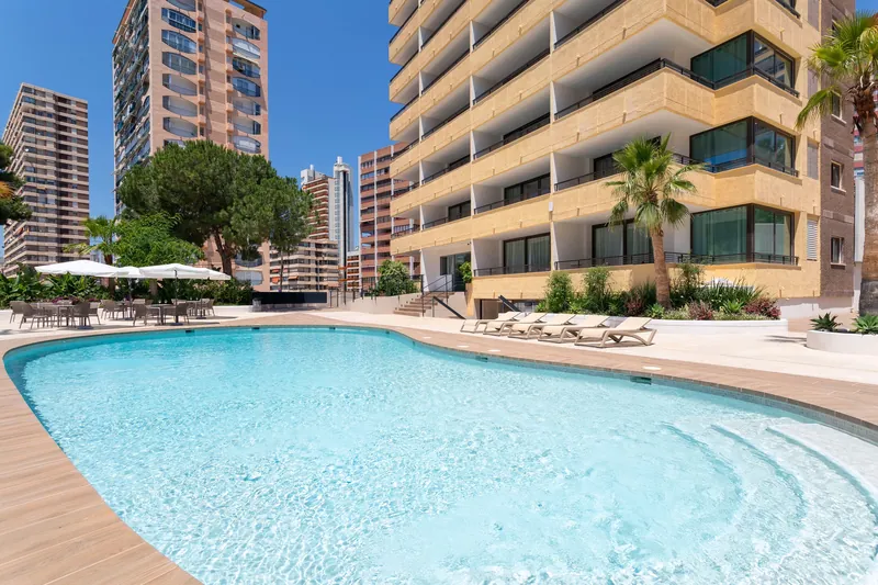 Halley Hotel: The pool, Pool and loungers in front of the building
