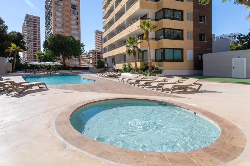 Halley Hotel: Pools, Round pool and main pool