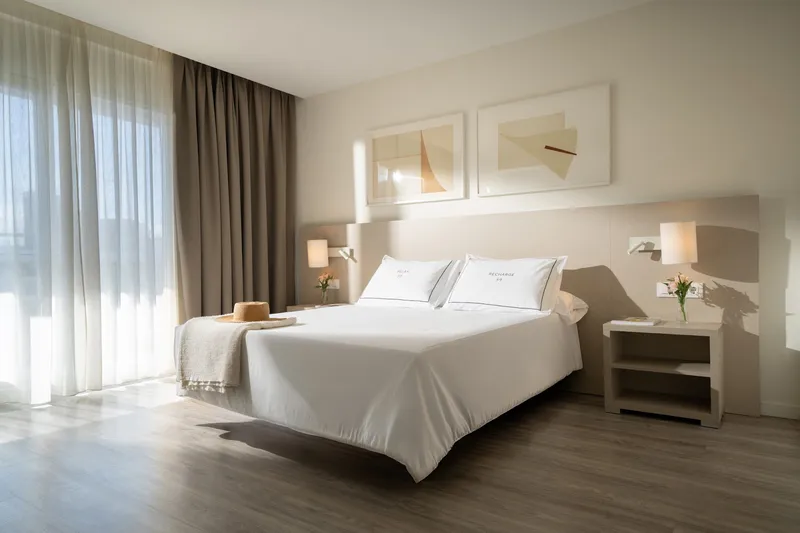 Helios: Double room, Double bed with bedside lamps and long curtains
