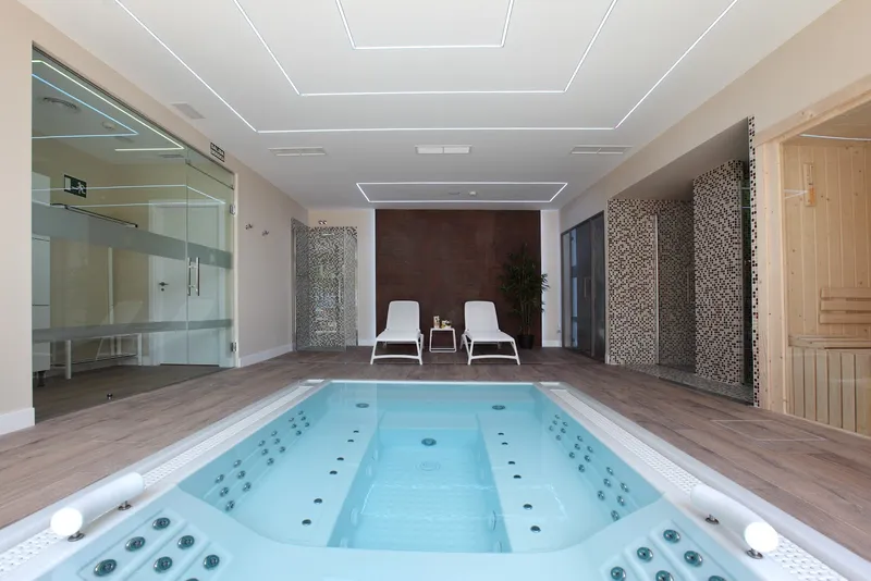 Helios: Spa pool, Indoor spa pool with jets and two loungers