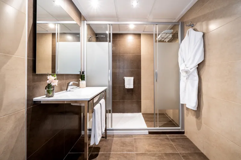 Helios: Bathroom, Walk-in shower, basin and bathrobe