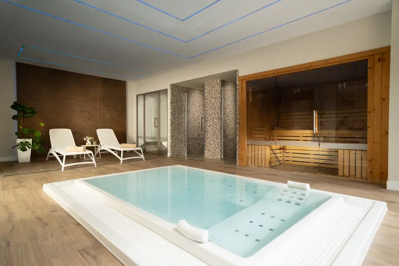 Helios: Spa, Hot tub with loungers beside a sauna