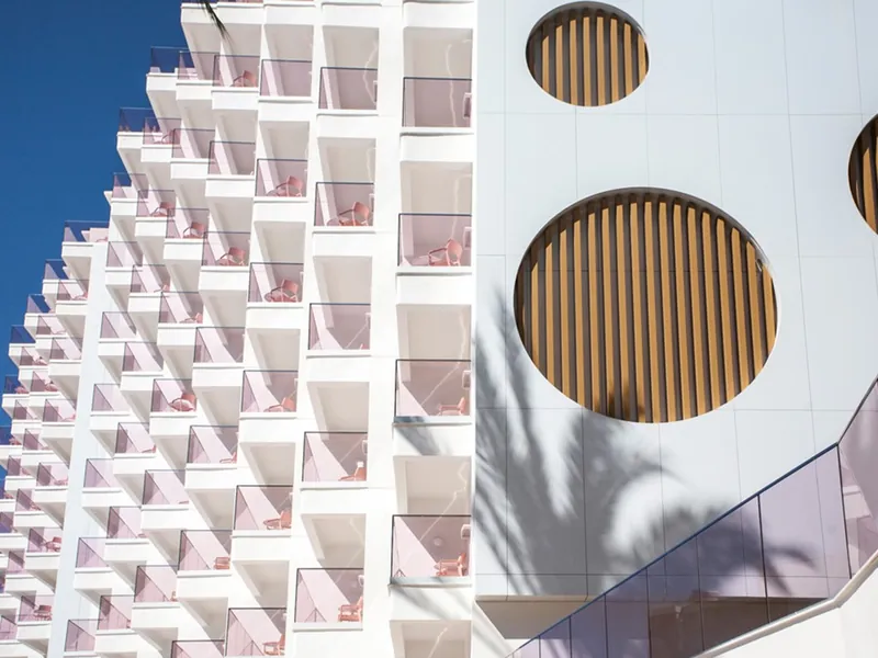 Ambassador Playa II: The building, Stepped balconies with round panels