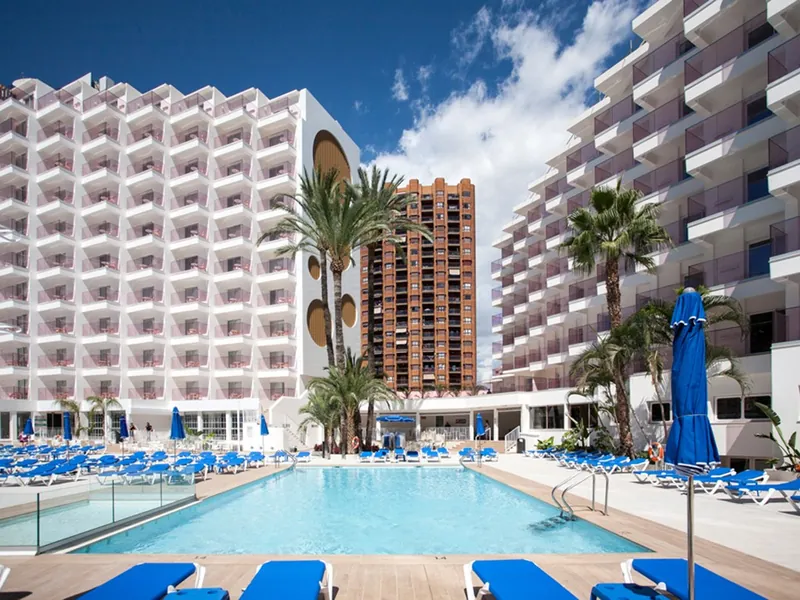 Ambassador Playa II: Between the blocks, Pool between the two hotel buildings